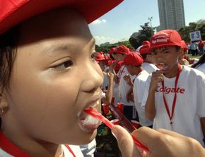 孩子们在菲律宾参加2006年试图打破世界纪录最多的人同时刷牙三分钟。只要他们不立即去大多数人喝橙汁之后,他们应该很好。看到更多的个人卫生的照片。”width=