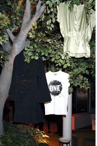服装从树上挂在2006年推出Edun推出一个党,一个标签属于摇滚明星波诺和他的妻子在伦敦阿里•休森。”border=