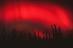 阿拉斯加的Wrangell/St.Elias国家公园上的红色Aurora Borealis“width=