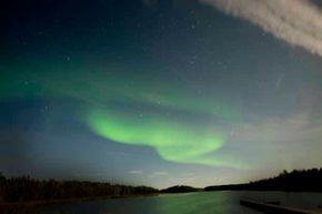 Yellowknife的晴朗天空使您更有可能看到Aurora Borealis。“border=