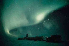 没有多少人有机会看到南极洲的Aurora Australis：这是英国南极调查基础的景色。“border=