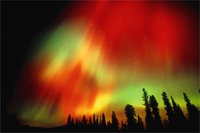 2003年10月：Aurora Borealis试图在阿拉斯加的Fairbanks打动一些云杉树。“width=