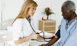让性感的护士检查你的血压是迈向心脏健康的第一步。＂border=