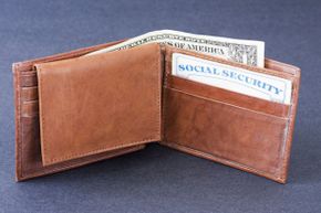 你钱包里的社保卡?把它取出来，放在家里安全的地方。