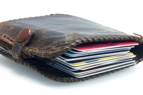 如果你的钱包里有一大堆信用卡，那你就做错了。减少到只需要基本的东西。