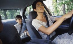 别忘了系上安全带!＂width=