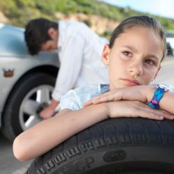 轮胎充气不足不仅会减慢车速，而且还很危险。＂width=