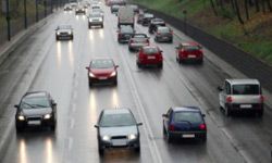 检查你的车灯——如果被雨淋了，你会想要正常工作。＂width=