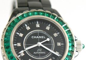 Will this quartz watch embellished with emeralds tell accurate time? 