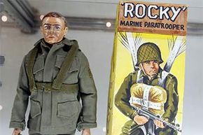 G.I.的原型Joe Action Figure，“伞兵洛基”（Rocky the Paratrooper），在2003年孩之宝国际G.I.上展出。乔收藏家大会。它在拍卖会上以20万美元的价格售出。“width=