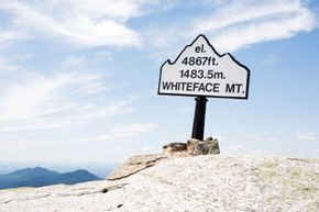 成白脸山在阿迪朗达克山脉的顶峰。”border=