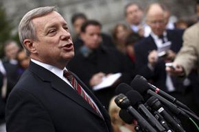 参议员理查德·德宾介绍了通路大学2008年法案在参议院。”width=