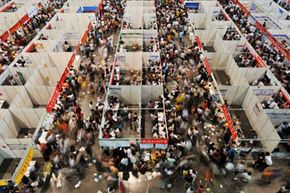 大学招生顾问经常展台上大学在武汉这样的博览会,中国。”width=