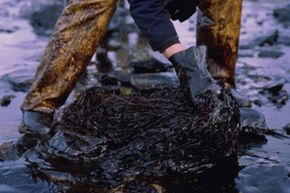 亲油的(oil-attracting)吸附剂用于清理石油泄漏。”border=
