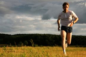 高级马拉松训练可能会让你远离常规的跑步路线。＂width=