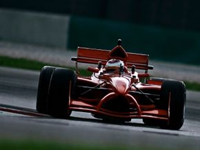 f1赛车的空气动力学设计生成最大下压力。”border=