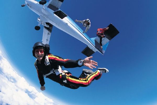 Adventurous flying with extreme sports and parachutes!
