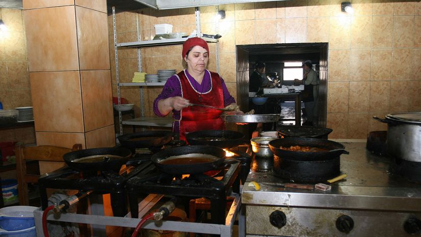 女人做饭在地堡”border=