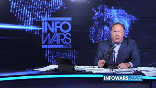 Alex Jones和InfoWars:事实还是虚构?＂border=