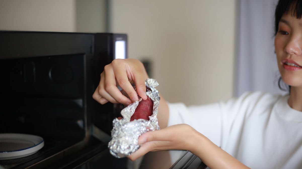 Wrapping food in aluminum foil can be harmful