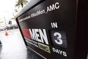 AMC电视台的《广告狂人》(Mad Men)最后一季即将播出。注意广告牌顶部的标签和推特处理。＂width=