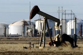 德克萨斯州森雷市瓦莱罗炼油厂附近的田地里，一个泵千斤顶正在工作。＂width=