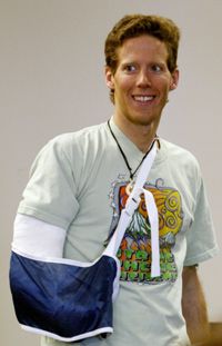 阿伦·拉尔斯顿（Aron Ralston）用私人刀锯在偏远的犹他州峡谷中锯掉了自己的右臂。查看极端运动图片。“width=