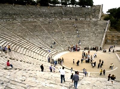 埃皮达鲁斯的古希腊Ampitheatre”border=