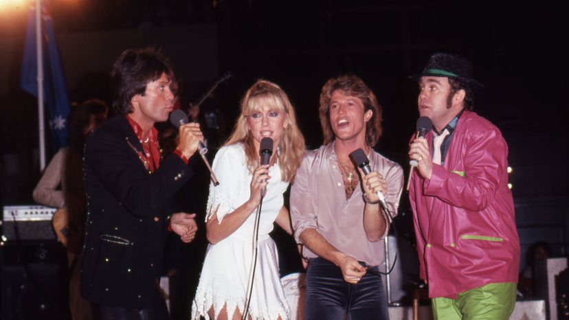 安迪·吉布（Andy Gibb），克里夫·理查德（Cliff Richard），奥利维亚·牛顿·约翰（Olivia Newton-John）和埃尔顿·约翰（Elton John）“border=