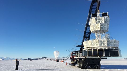 南极可怕的宇宙射线可能会打破我们所知道的物理学”border=