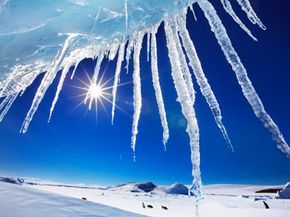 冰天雪地的南极洲湛蓝的天空。参见冰川图片。”width=