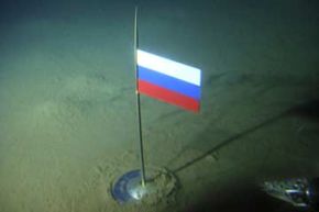 俄罗斯国旗于2007年8月2日在两艘MIR-1迷你潜艇下降之后，标志着北极海洋海床上的北极海底。“border=