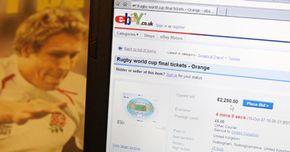 对于灵活的套利者来说，购买体育门票，然后立即在eBay和其他拍卖网站上转售，可能意味着快速获利。＂width=