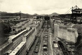 巴拿马运河米拉弗洛雷斯下船闸的建筑，1912年。＂width=