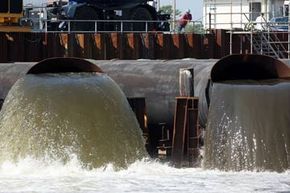 2007年，在新奥尔良举行的美国陆军工程兵团飓风准备演习中，第17街运河泵正在接受测试。卡特里娜飓风过后，17街运河堤坝的一个缺口使该地区淹没了超过10英尺的水。＂width=