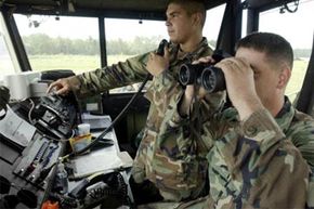 美国陆军士兵在登陆区域上的移动战术空中交通管制塔，陆军海军陆战队第一营第三航空团团正在加油并重新进行训练。“width=