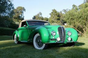 Image Gallery: Classic Cars The cars of the Art Deco era featured swooping fenders, long hoods, and highly streamlined shapes. See more pictures of classic cars.