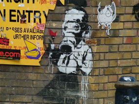 Banksy Artwork在伦敦的Brick Lane上完成“border=