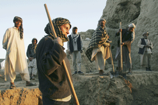 谁拥有考古文物?”class=