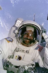 宣教专家温斯顿·斯科特（Winston Scott）在哥伦比亚（Columbia）之外踏上了Mission STS-87的航天行走。“border=