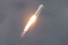 SpaceX Falcon 9火箭于2010年从佛罗里达州Cape Canaveral空军站首次发射。“border=