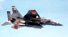 F-15E鹰式战斗机上的GBU-28硬目标炸弹的空对空视图＂border=