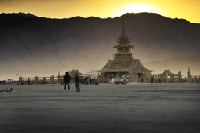 2012年，黑岩城神庙的化身在崎岖的沙漠景观中脱颖而出。＂border=