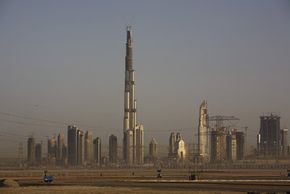 完工后，迪拜塔的高度将达到2275英尺。查看更多迪拜图片。＂width=