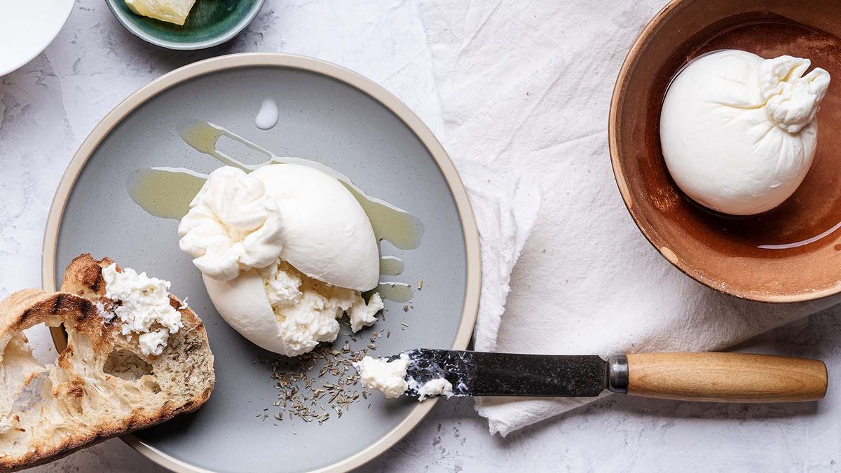 What’s the Difference Between Burrata and Mozzarella?