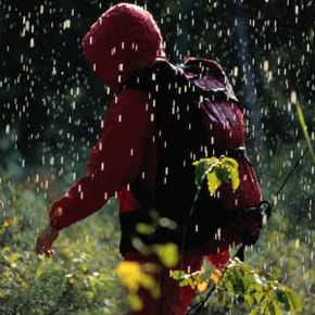 雨水会很快把你的背包淋湿，所以一定要保护好里面的东西。＂border=