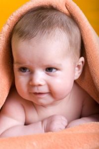 在三个月,大多数婴儿可以抬起头躺在他们的胃。”width=