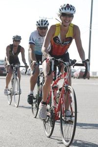 女演员泰瑞·海切尔骑着自行车训练中诺蒂卡马里布Trialthlon在马里布,加州周日,2009年9月6日。”width=