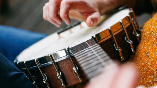 Why do banjos sound so twangy?