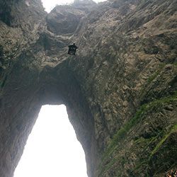 Jeb Corliss flies through Tianmen Mountain